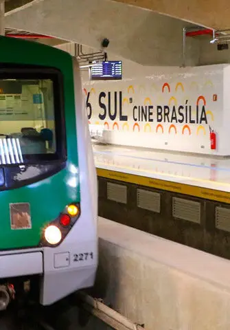 Publicidade na parede do metrô do brasília
